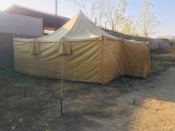 Cort militar pe schelet de lemn