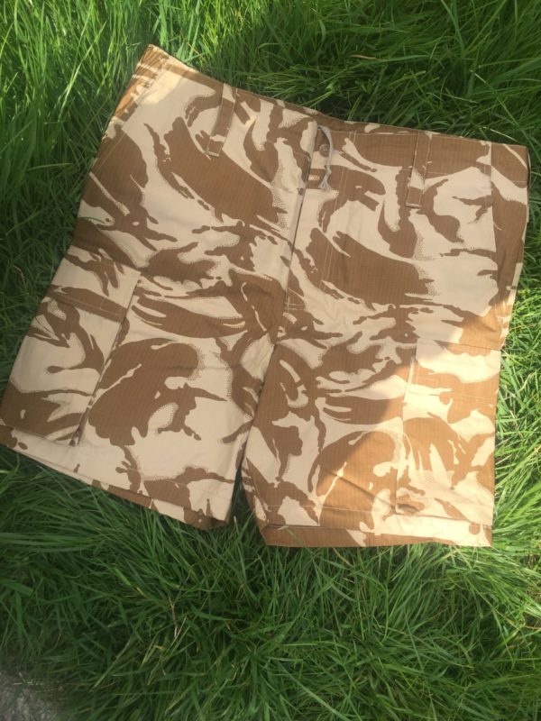 Pantaloni militari, scurți.